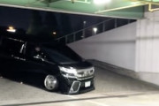 車高短アルファード乗りさん、車止めに乗り上げて大破させてしまう。