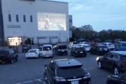 北海道の映画館「そうだ！車に乗せたまま映画を見せれば良いのでは？」