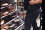 TikTokerさんコンビニの弁当棚へ放尿する動画を撮影しだす・・・