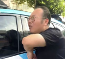 中国の自動運転タクシーで、車のドアに指を挟まれて動けなくなった男性が撮影される  [10/6]
