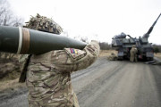 英国防相、ロシア軍を追い出すためウクライナ軍に長距離砲供給を決定