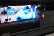 巨大力士が電車を止める！！　両国駅のデジタルサイネージ演出が話題に