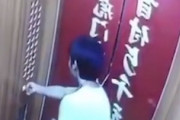 【動画】中国のガラスやさん、エレベーターで大失態をしでかしてしまう。