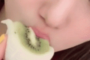 【画像】アイドルってフルーツ大福でさえこんなあざとく食べなあかんのか…もはや可哀想になってきたわ