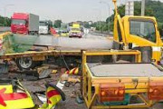 【悲報】高速道路で工事の車両に気づかずトラックが突っ込む→通行整理員が犠牲に
