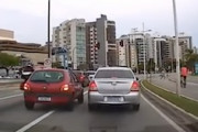 【動画】ブラジルの交通トラブル馬鹿すぎて笑うｗｗｗお前ら一体何があったんだよｗｗｗ