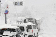 大雪が降ったせいで車が長い列なんだが、、、、