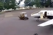 ゴルフカートでプライベートジェットに突っ込んでしまう事故(°_°)