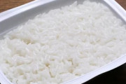 「パックご飯の味がおかしい！」苦情を入れ自宅まで社員が謝罪にくるも対応が悪いと110番→苦情男が暴行の疑いで逮捕されるｗｗｗｗ