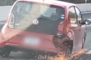 【動画】火花を散らしながら高速道路爆走する車、見つかる