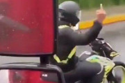 【動画】大型車に中指立てたバイク乗りさん、無事報復を受けるｗｗｗｗｗｗｗｗｗ