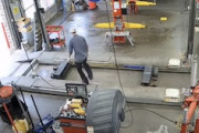 【労災】コロラド州の自動車整備工場でどうしてそうなった事故が撮影される。