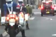 【動画】 ナンバーを跳ね上げて走行中のバイク、白バイを見つけた結果ｗｗ