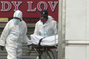 【新型コロナ】「液体が垂れている」 NY、葬儀場近くのトラックから放置遺体60体が発見される