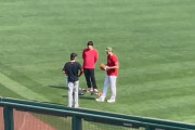 【ほのぼの】大谷翔平さん、試合前にマエケンと通訳を混じえて談笑