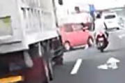 【動画】 女性ドライバー、突然の２車線変更でバイク転倒事故・・ 告発動画に衝撃走る