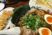 こういうラーメンでいきなりチャーシューから食べ始める強者はいないと思うけど
