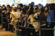 【悲報】ロバーツ監督「羽田空港の出迎えに100万人来るぞwww」→そこら辺にいた人も含めて500人(泣)