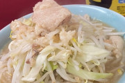 ワイ、ラーメン二郎歌舞伎町店に現着