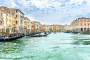【朗報】 新型コロナで観光客減り、ベネチアの運河がきれいに透き通る