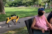 【動画】シンガポール、人が密集していると離れるよう警告する巡回ロボット登場 → ディストピア感ヤバイｗｗｗｗ