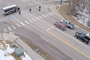 【動画】アメリカで信号待ち中の車が陥没穴に飲み込まれる事故が撮影される。