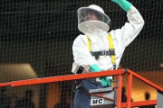 ハチ駆除業者「野球場のハチの巣駆除...？まあいいけど.....」