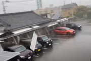 台風で太陽光パネルが飛ぶ　車に直撃