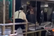 【動画】東京・上野の宝石店に強盗3人組が押し入り → めちゃくちゃ強そうなガードマンが登場し何も盗らずに逃走