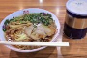 ラーメン屋でバイトしてるんだけど、食べる前にコショウや酢入れるのやめてくれないか･･･