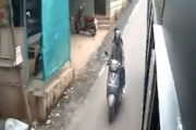 【動画】狭い道で大型バスを追い越そうとしたバイク乗り、危ない事故に巻き込まれてしまう。