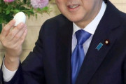 【悲報】安倍、3年半前に寿命が7年伸びる卵を半分食べ「これで3年半寿命が伸びましたね」と笑顔で語る
