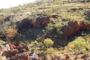 【悲報】イギリスさん、4万6千年前のアボリジニの遺跡を鉄鉱石発掘のために破壊してしまう