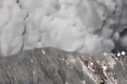 【動画】火口付近に到着した登山者らが火山の噴煙に飲まれかける動画、絶体絶命すぎる