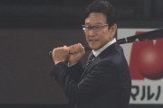 【日本ハム対楽天開幕戦】侍ジャパン・栗山監督がヒルマン氏からボールを渡されサプライズで始球式登板