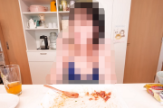 【画像】元人気大食い女性YouTuberさん、なぜか水着で大食い撮影を始める・・・