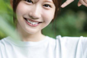 日向坂46藤嶌果歩「BOMB」表紙で待望の初登場・ショーパン姿でまったり 石塚瑶季が裏表紙務める【独占カットあり】