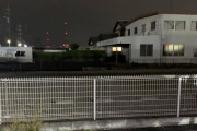 【画像】夏の夜の工場街近くの閑散としたコンビニ駐車場の魅力スゴない？