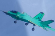 J-20複座型に続き今度はJ-31艦載機バージョンの実機、飛行中のJ-35を収めた写真が登場
