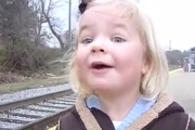 圧倒的歓喜！初めて大好きな電車を見た時の女の子の喜びに満ち溢れた表情が良い。海外の反応