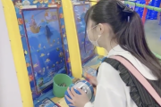 激かわwww めっちゃ本気でコインゲームしてるもも！