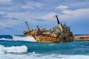 【悲報】沖縄で漁船が座礁！！！日本人のみが死亡………..