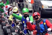 【画像】ここ数年見かけていなかった外国人が乗る『公道マリオカート』が復活していると話題に