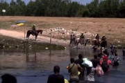 海外「川を渡って不法入国しようとするハイチ人移民と、馬上から鞭を振るって追い返そうとするアメリカの国境パトロール」