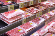 スーパーの精肉売り場で働いてるんだけど、牛肉の切り落としを持ってきて「これ、どう見ても豚肉が入ってます！」ってクレームつけてきたお客さんがいた。