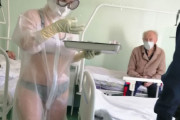 【悲報】ロシアの看護婦、水着に防護服を着ていて懲戒処分