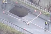 【画像】 道路に突然大きな陥没穴、車が転落し男女3人ケガ ⇒ 想像以上に深いと衝撃走る