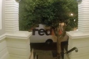 この宅配便業者ひどすぎワロタ。車から降りることなく荷物を放り投げるFedEx。