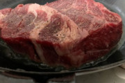【画像あり】めちゃくちゃ厚い肉焼いてるけど