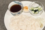 【画像】ふぅん、男の一人前の素麺の量ってこんなもんなんだ・・・